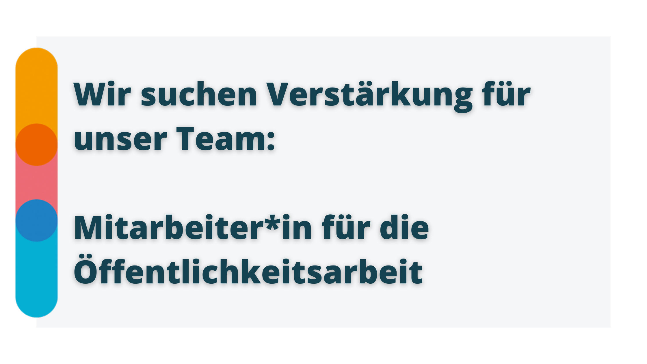 Blaue Schrift auf grauem Grund: "Wir suchen Verstärkung für unser Team: Mitarbeiter*in für die Öffentlichkeitsarbeit". Links der Icon von B.U.D. Bayern: ein Balken in den Farben orange, rosa und blau.